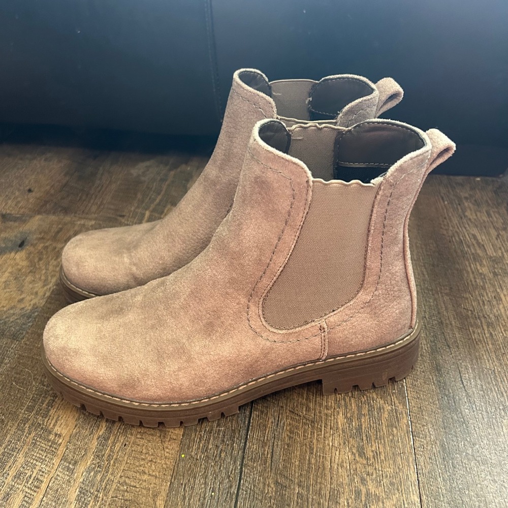 Cliffs by White Mountain Mastery Taupe Faux Suede Lug Sole Chelsea Boots 8.5M